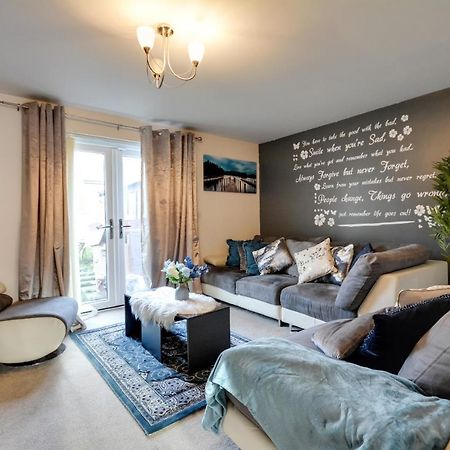 Three Bedroom House In Runcorn By The Lake With Parking By Neofinixdotcom Екстериор снимка