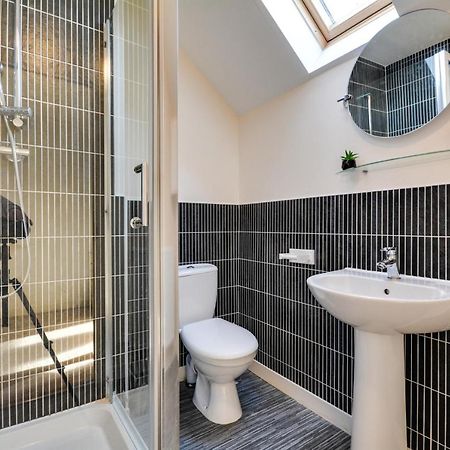 Three Bedroom House In Runcorn By The Lake With Parking By Neofinixdotcom Екстериор снимка