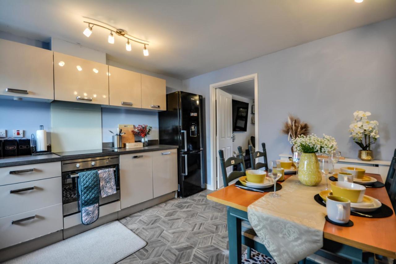 Three Bedroom House In Runcorn By The Lake With Parking By Neofinixdotcom Екстериор снимка