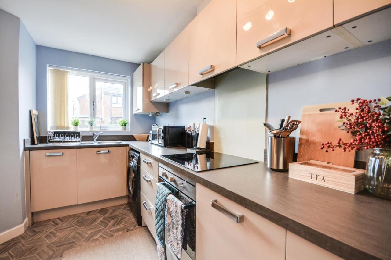 Three Bedroom House In Runcorn By The Lake With Parking By Neofinixdotcom Екстериор снимка