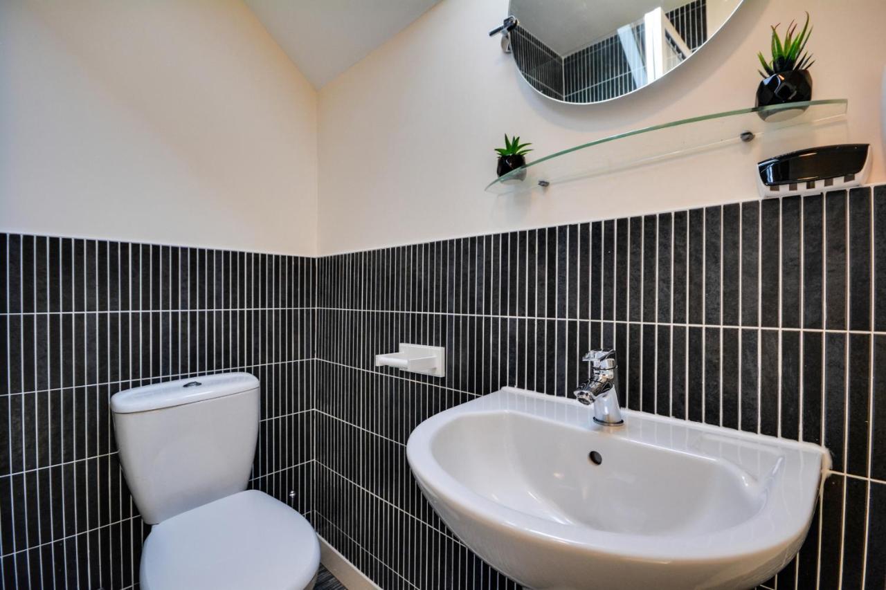 Three Bedroom House In Runcorn By The Lake With Parking By Neofinixdotcom Екстериор снимка