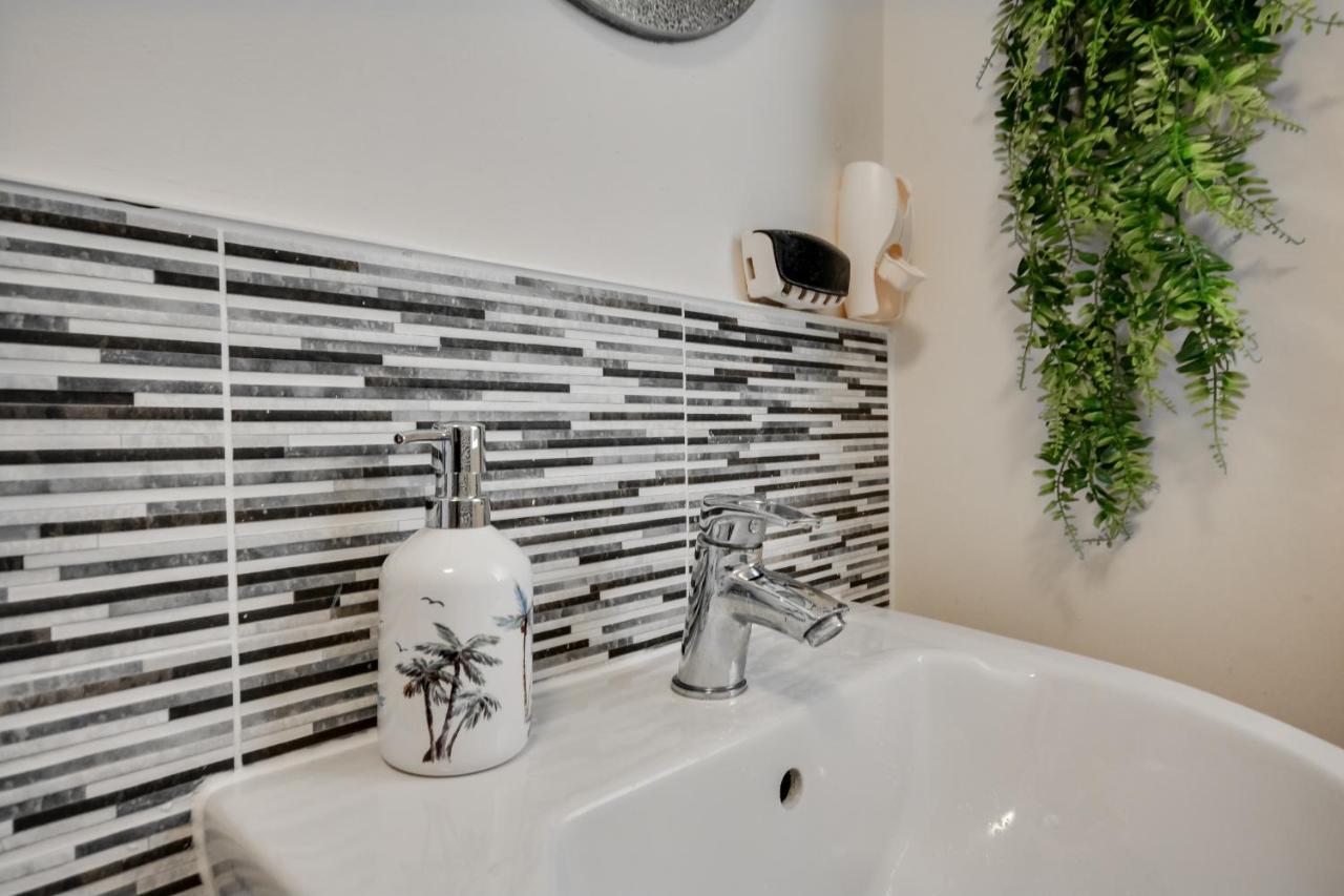 Three Bedroom House In Runcorn By The Lake With Parking By Neofinixdotcom Екстериор снимка