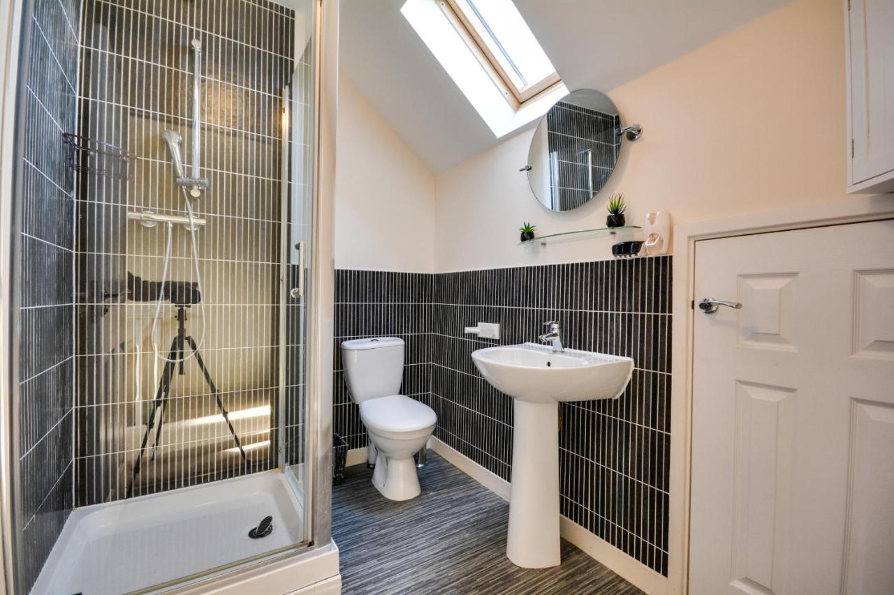 Three Bedroom House In Runcorn By The Lake With Parking By Neofinixdotcom Екстериор снимка