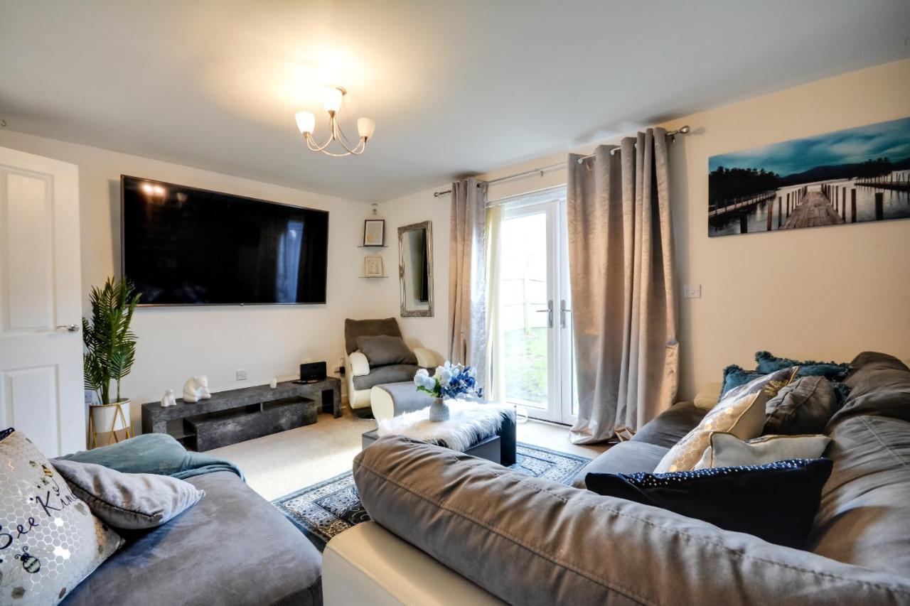Three Bedroom House In Runcorn By The Lake With Parking By Neofinixdotcom Екстериор снимка