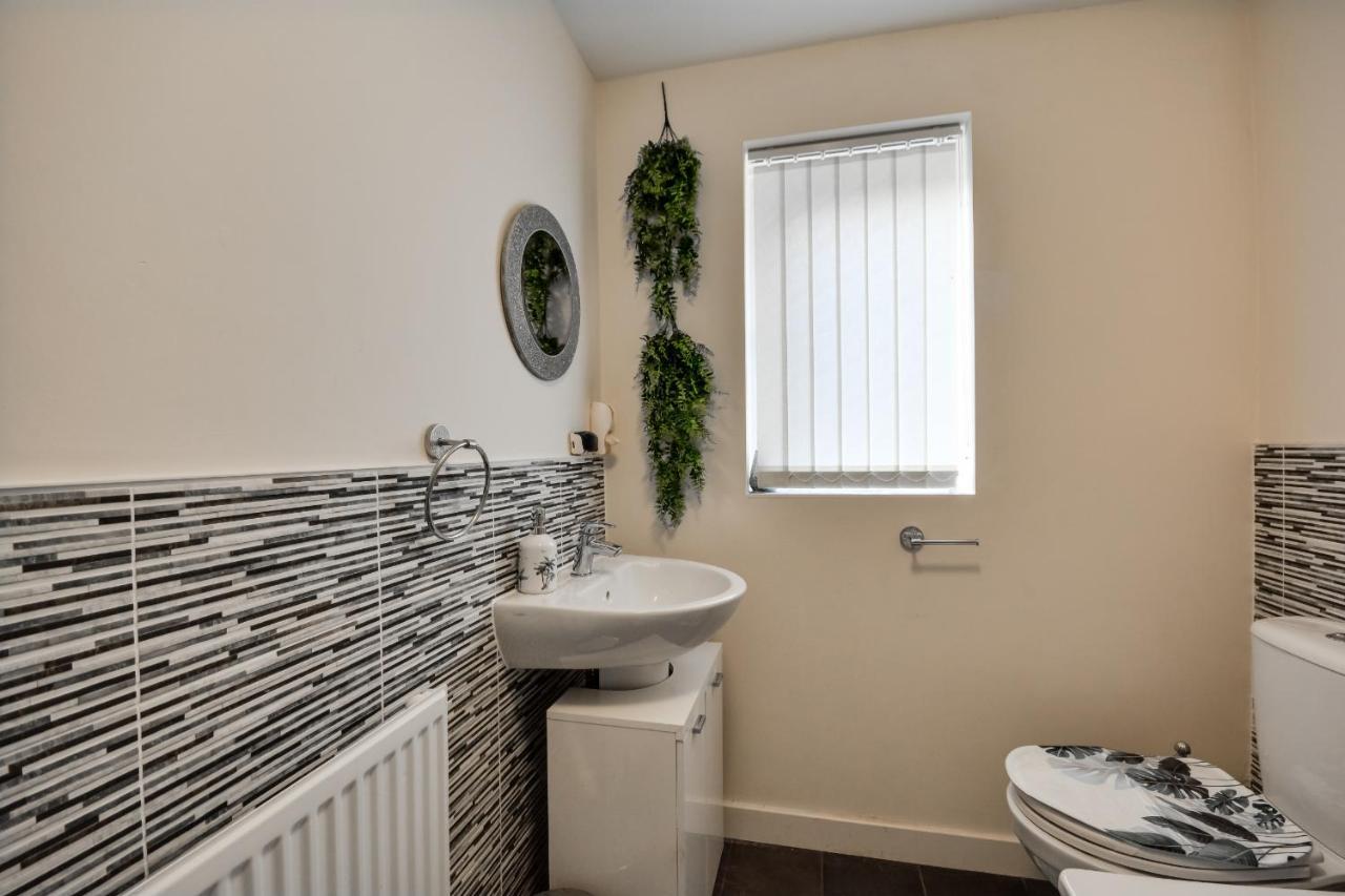 Three Bedroom House In Runcorn By The Lake With Parking By Neofinixdotcom Екстериор снимка