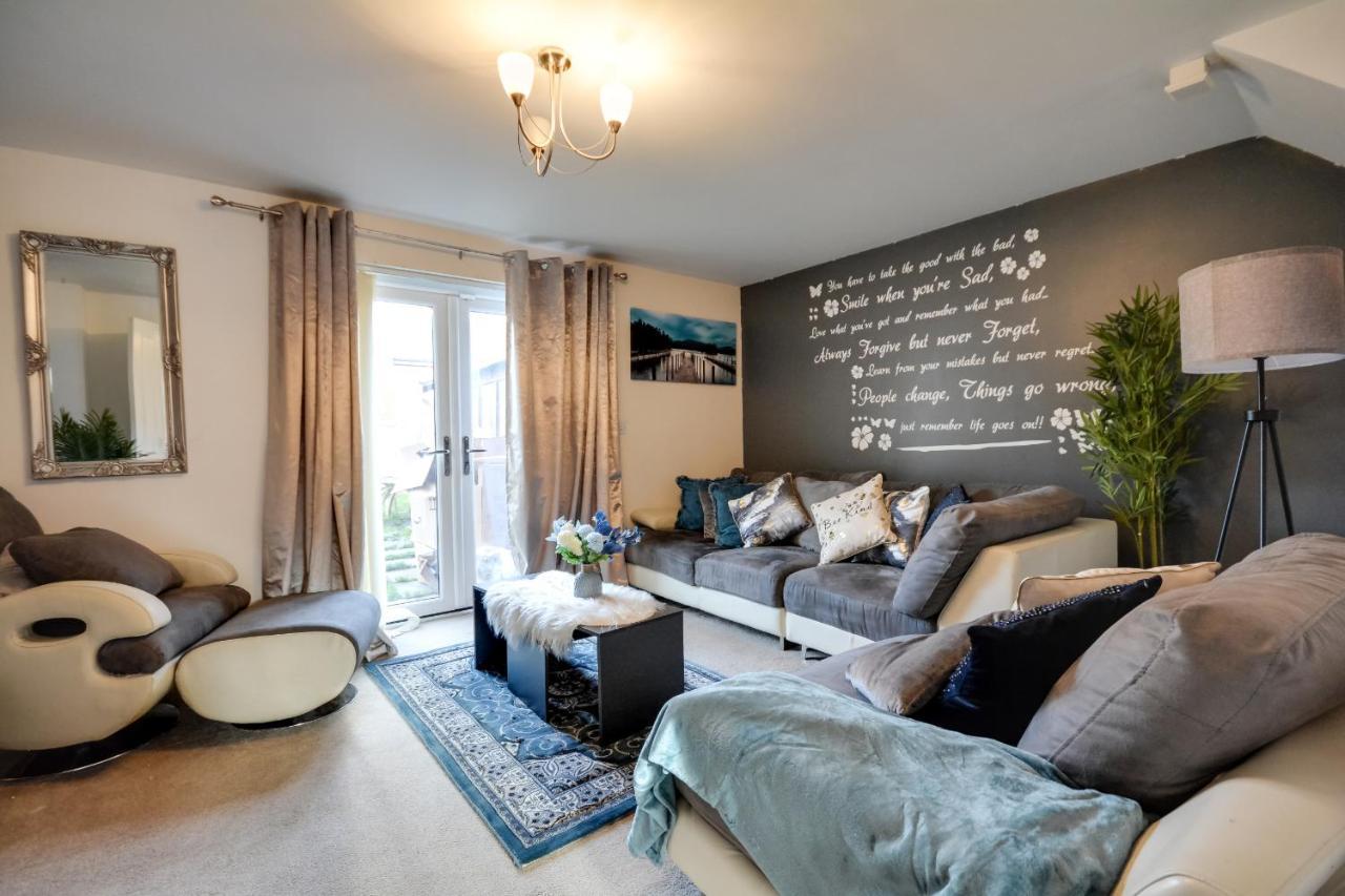 Three Bedroom House In Runcorn By The Lake With Parking By Neofinixdotcom Екстериор снимка
