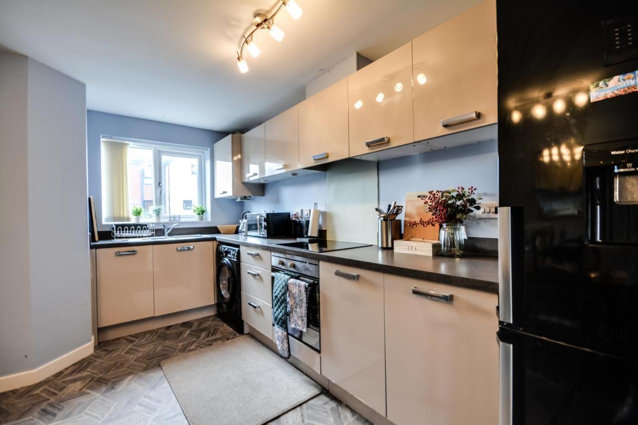 Three Bedroom House In Runcorn By The Lake With Parking By Neofinixdotcom Екстериор снимка