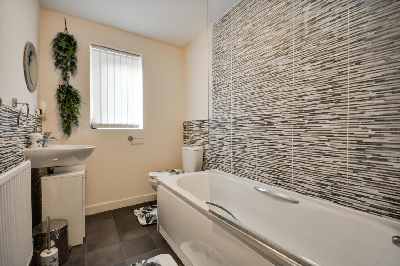Three Bedroom House In Runcorn By The Lake With Parking By Neofinixdotcom Екстериор снимка