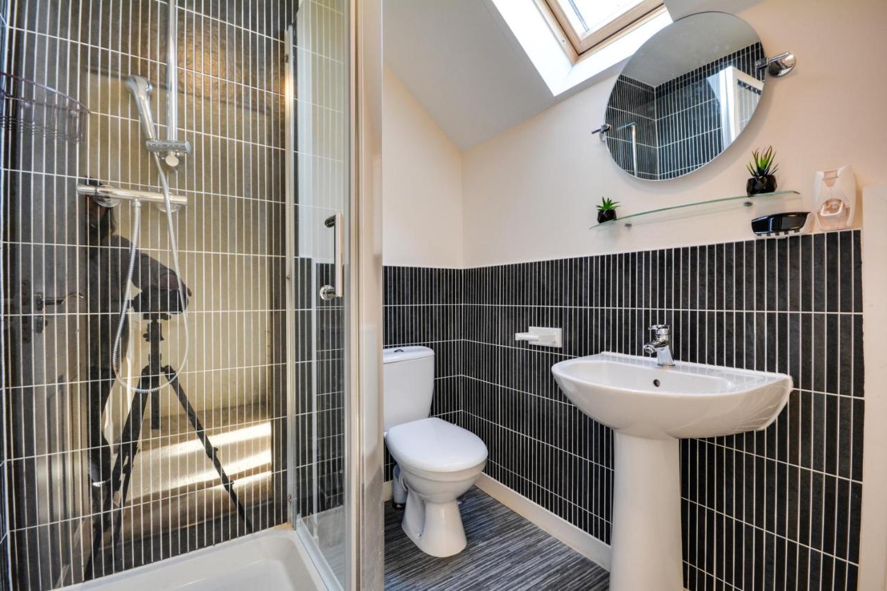 Three Bedroom House In Runcorn By The Lake With Parking By Neofinixdotcom Екстериор снимка